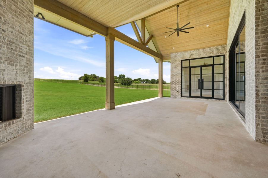 Exterior details and patio area of a home in Fleming Pointe, Fort Worth (Image 3).