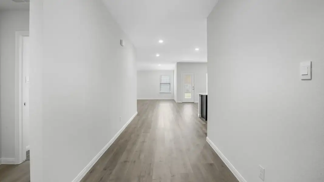 Spacious, unfurnished interior of a new home in Saddlebrook, Waxahachie (Image 20).