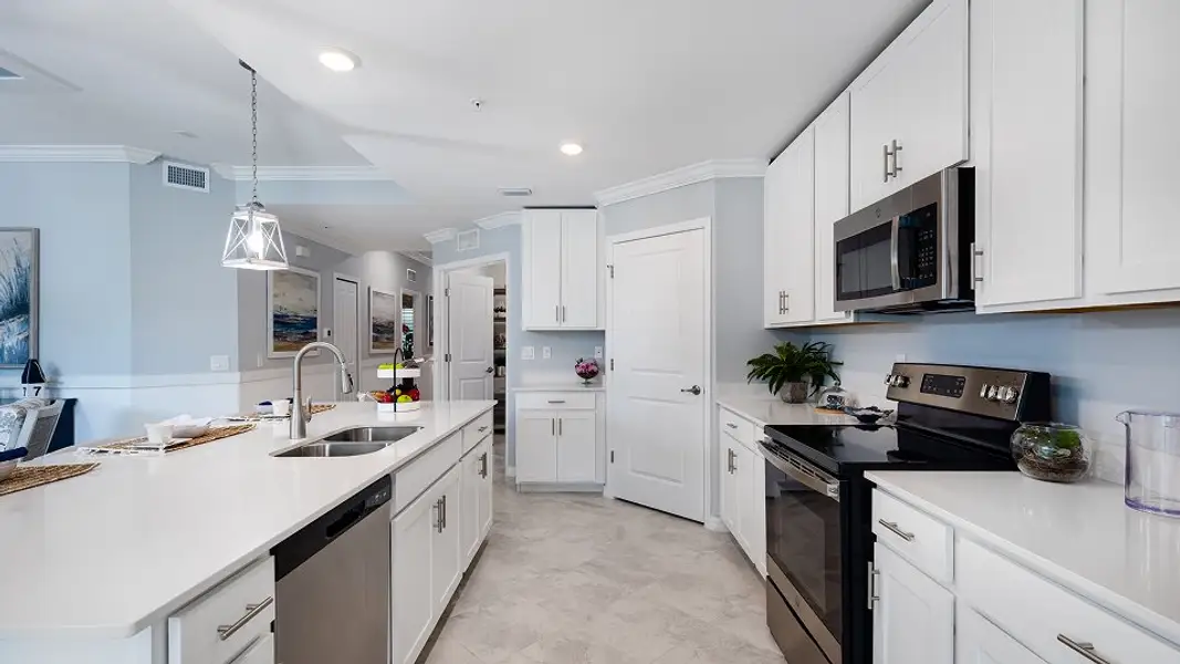 88 Diangelo II Kitchen 1of2 Base2 7 24 25