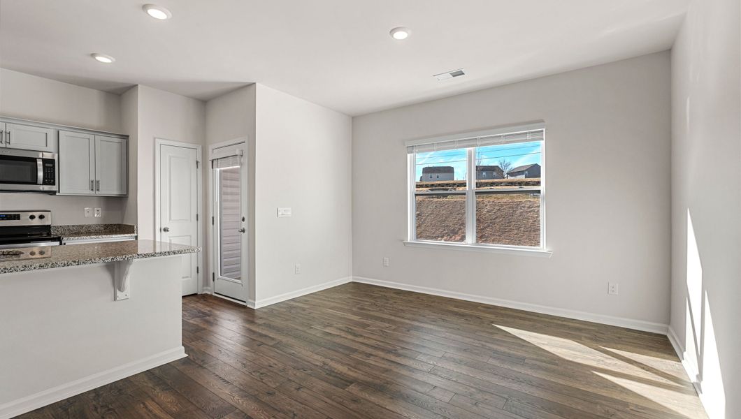 Spacious, unfurnished interior of a new home in Tanglewood Townes, Greenville (Image 16).