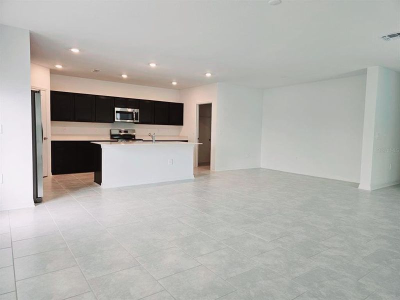 Spacious, unfurnished interior of a new home in Peace Creek Reserve, Winter Haven (Image 12).