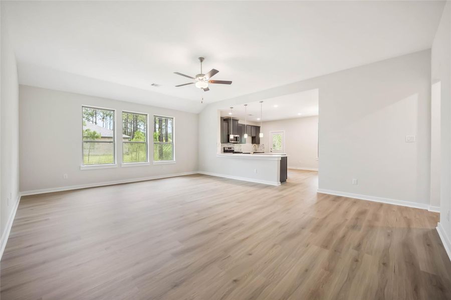 Spacious, unfurnished interior of a new home in Deer Pines, Conroe (Image 13).