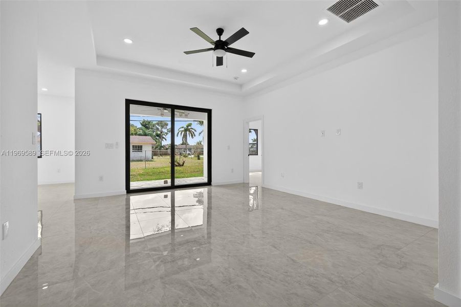 Spacious, unfurnished interior of a new home in , Fort Lauderdale (Image 18).