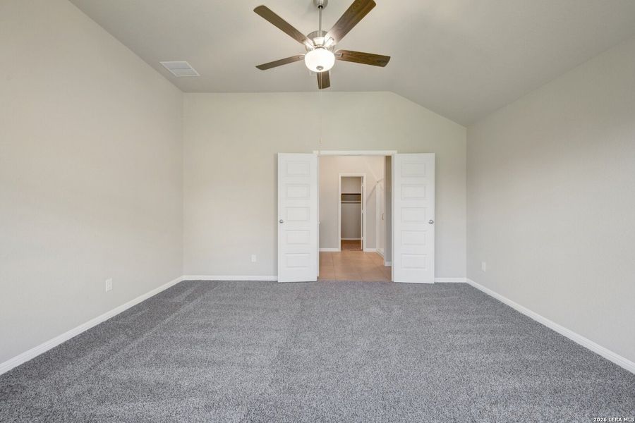 Spacious, unfurnished interior of a new home in Mesquite Ridge, San Antonio (Image 24).