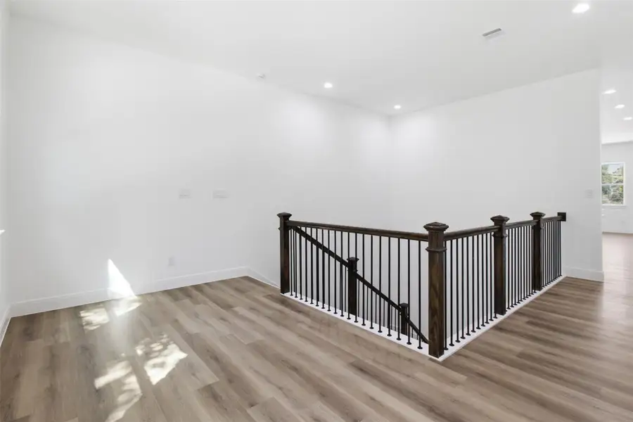 Spacious, unfurnished interior of a new home in , Baytown (Image 16).