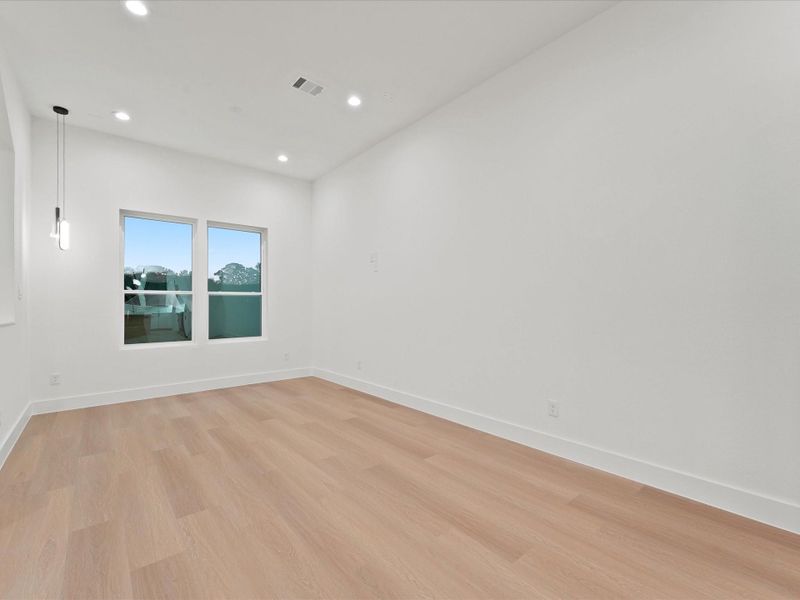 Spacious, unfurnished interior of a new home in , Houston (Image 20).