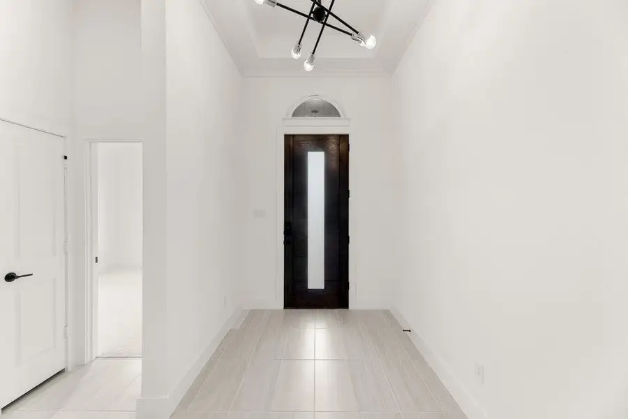 Spacious, unfurnished interior of a new home in Llano Springs, Fort Worth (Image 15).