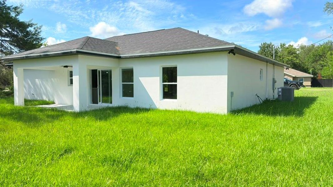 Exterior details and patio area of a home in , Ocklawaha (Image 4).