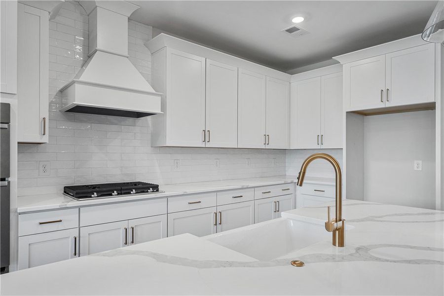 A well-appointed kitchen showcasing a sleek cookto A well-appointed kitchen showcasing a sleek cookto