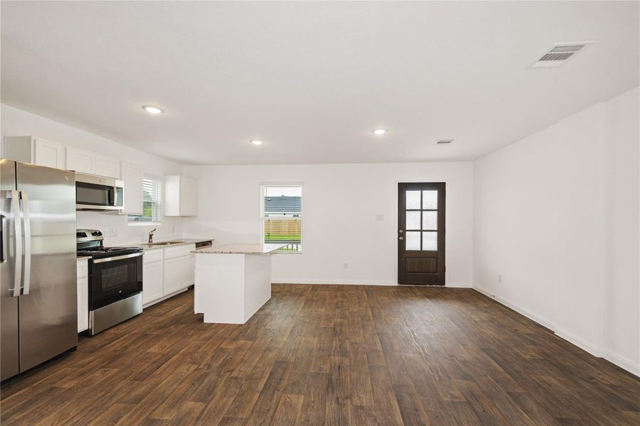 Spacious, unfurnished interior of a new home in Marie Village, Conroe (Image 18).
