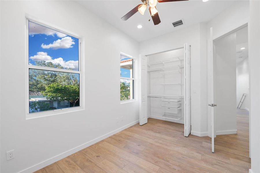 Spacious, unfurnished interior of a new home in , Fort Lauderdale (Image 15).