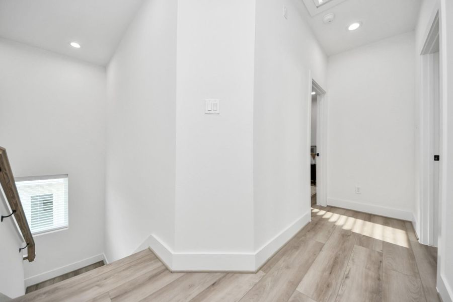 Spacious, unfurnished interior of a new home in Hammerly Blvd, Houston (Image 26).