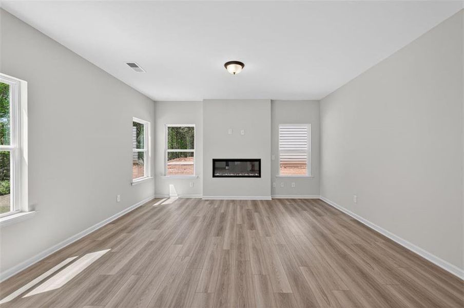 Spacious, unfurnished interior of a new home in Evergreen at Lakeside, Temple (Image 17).
