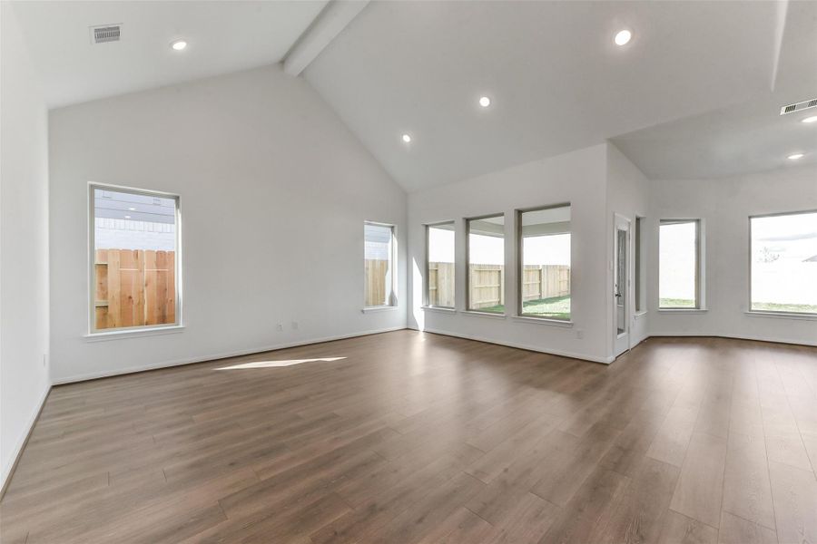 Spacious, unfurnished interior of a new home in River Ranch Meadows, Dayton (Image 19).