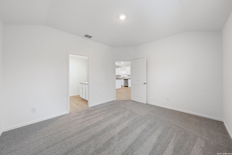 Spacious, unfurnished interior of a new home in , San Antonio (Image 6).