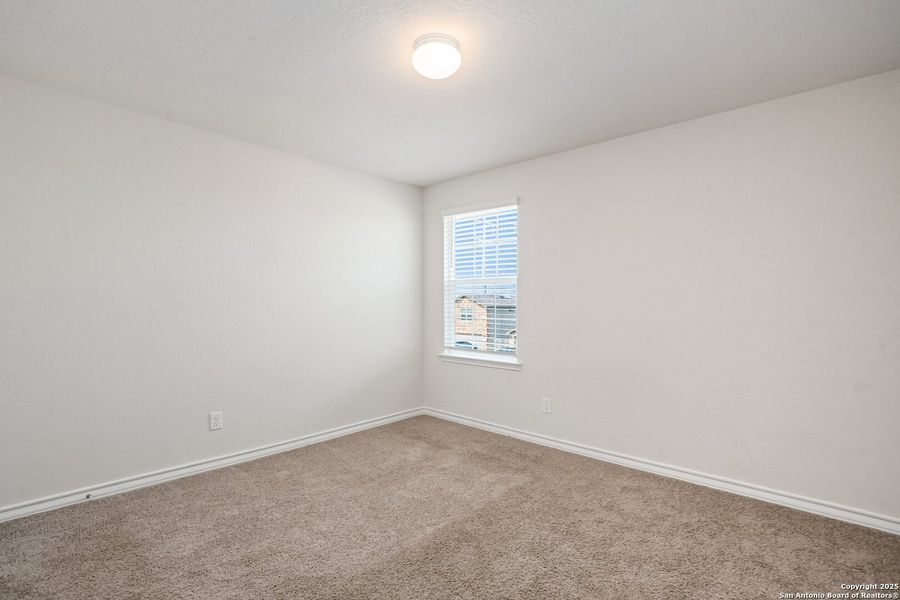 Spacious, unfurnished interior of a new home in Laurel Vistas, San Antonio (Image 24).