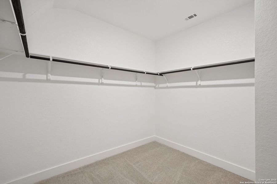 Spacious, unfurnished interior of a new home in Comanche Ridge, San Antonio (Image 32).