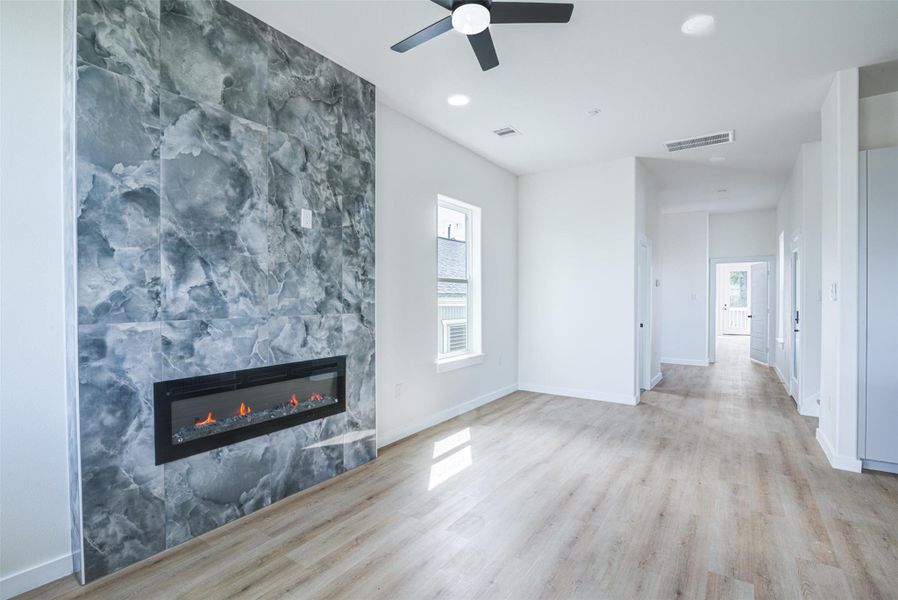 Spacious, unfurnished interior of a new home in , Galveston (Image 40).
