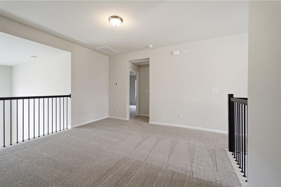 Spacious, unfurnished interior of a new home in Ashland, Texas City (Image 25).