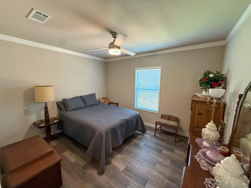 Spacious bedroom (1 of 4)