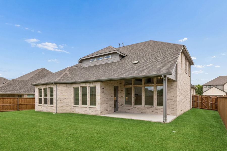 Exterior details and patio area of a home in Dove Hollow, Waxahachie (Image 4).