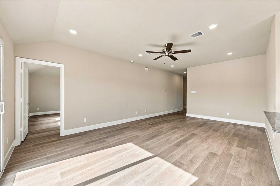Spacious, unfurnished interior of a new home in Crockett Meadows, Conroe (Image 12).
