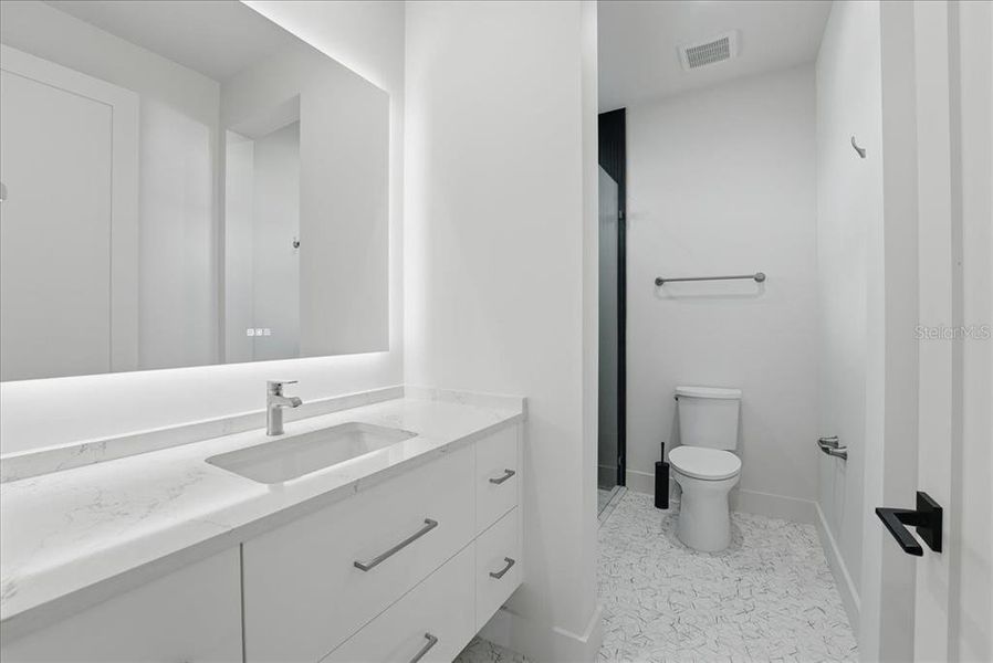 Furnished interior view inside a new home in , Orlando (Image 40).