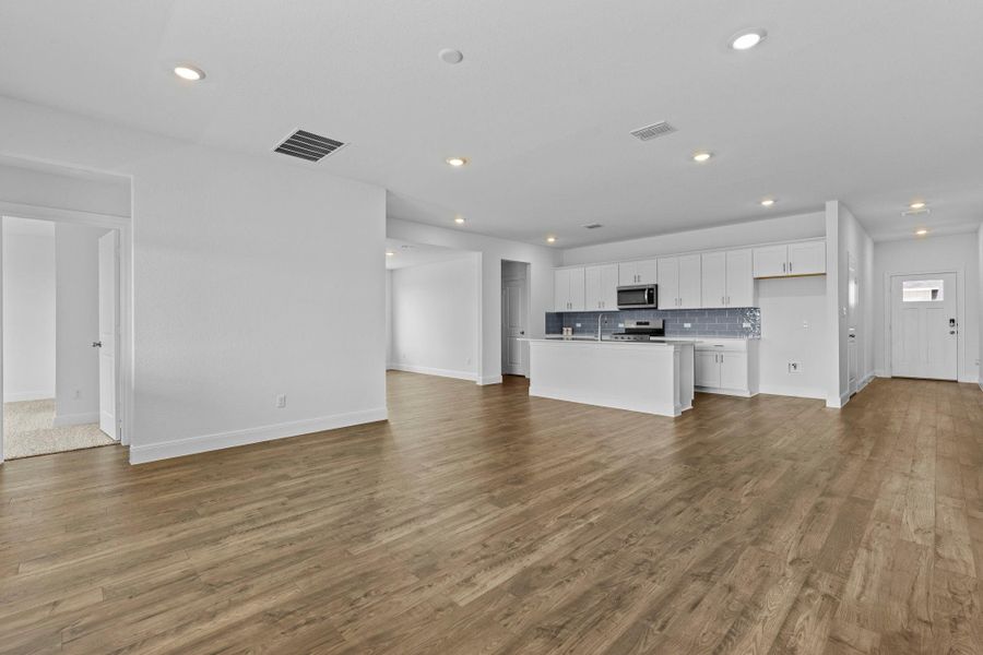 Spacious, unfurnished interior of a new home in Railhead, Cedar Creek (Image 19).