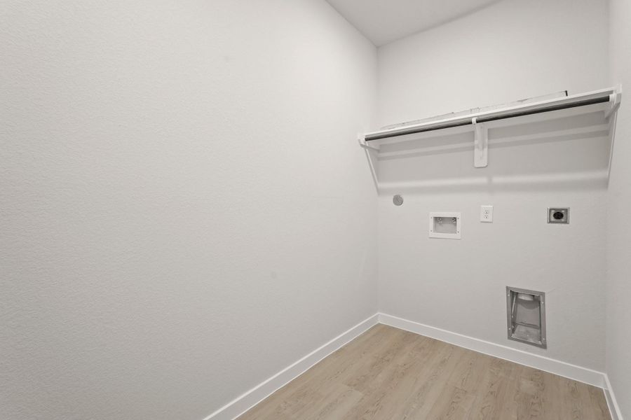 Spacious, unfurnished interior of a new home in Lakes at Crockett Martin, Conroe (Image 17).