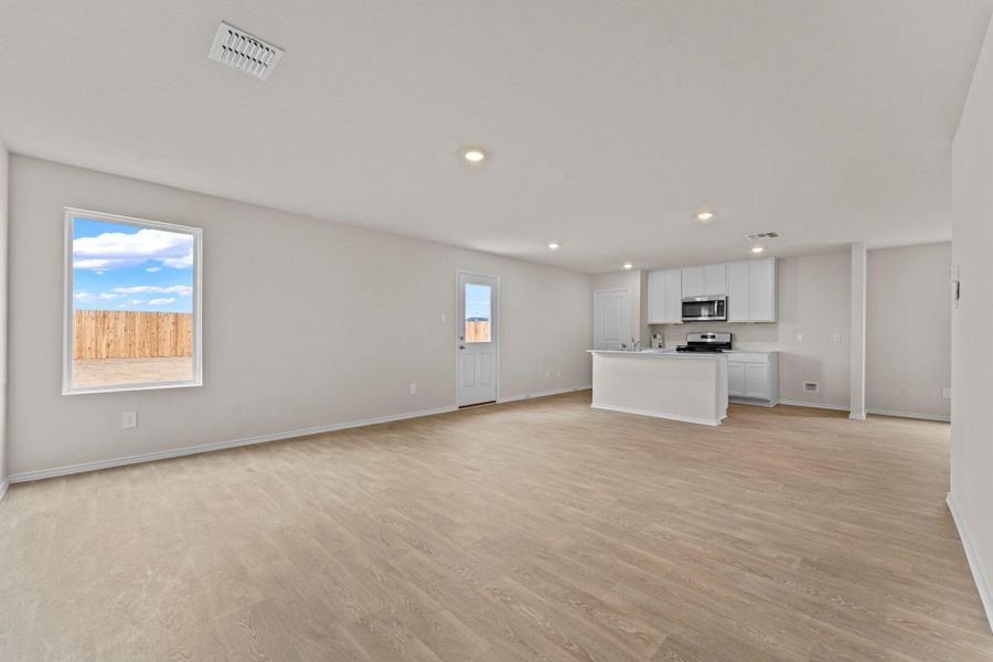 Spacious, unfurnished interior of a new home in Bollinger, Uhland (Image 26).