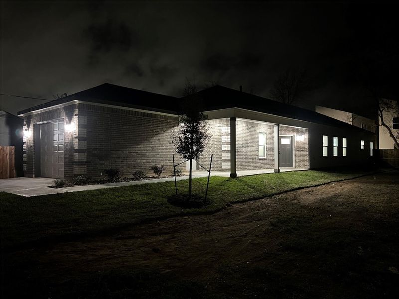 Exterior details and patio area of a home in , Richmond (Image 20).