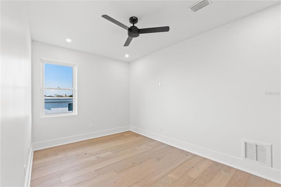 Spacious, unfurnished interior of a new home in , Tampa (Image 29).