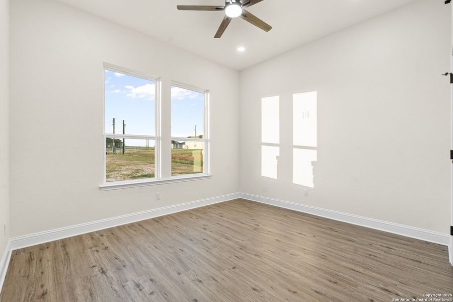 Spacious, unfurnished interior of a new home in , La Vernia (Image 21).