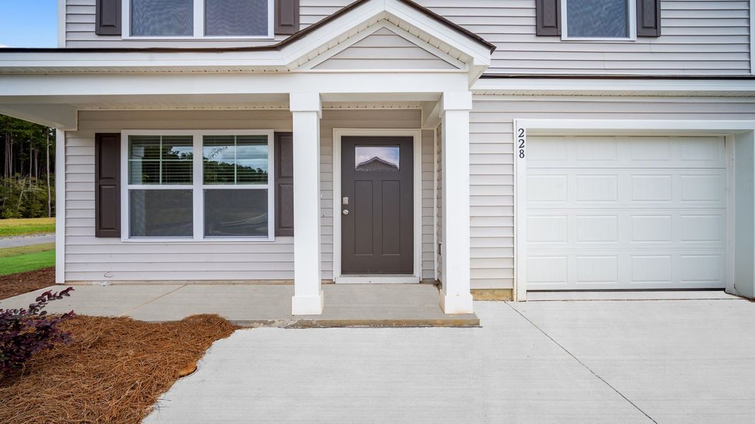 Exterior details and patio area of a home in Rice Hope, Port Wentworth (Image 2).