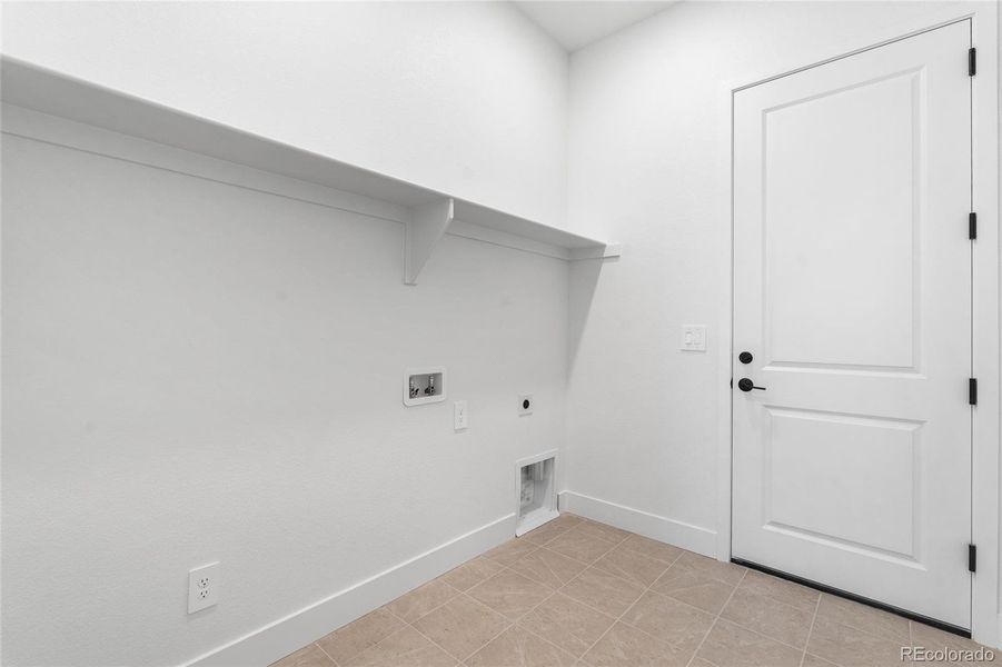 Spacious, unfurnished interior of a new home in Hilltop at Inspiration, Aurora (Image 10).