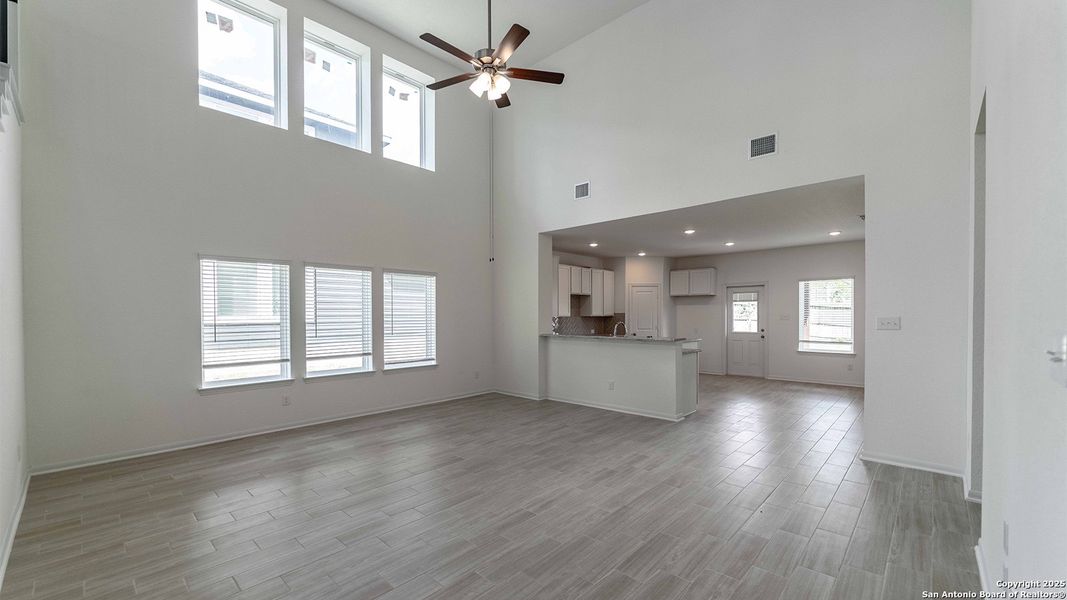 Spacious, unfurnished interior of a new home in Hunter's Ranch, San Antonio (Image 14).