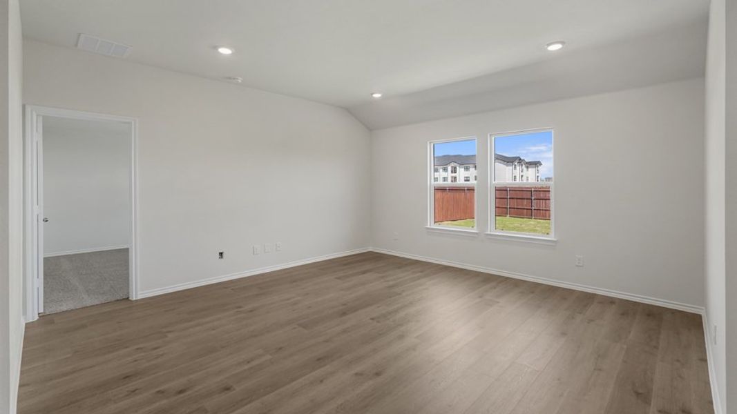 Spacious, unfurnished interior of a new home in Valor Farms, Royse City (Image 22).