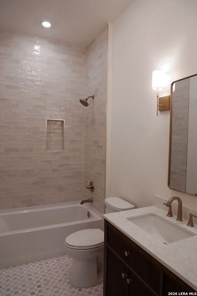 Furnished interior view inside a new home in , Bandera (Image 7).