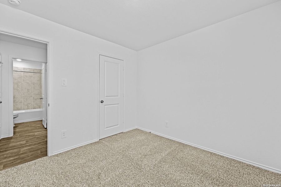 Spacious, unfurnished interior of a new home in Avenida, Converse (Image 12).