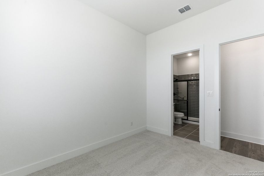Spacious, unfurnished interior of a new home in Sienna Lakes, San Antonio (Image 31).