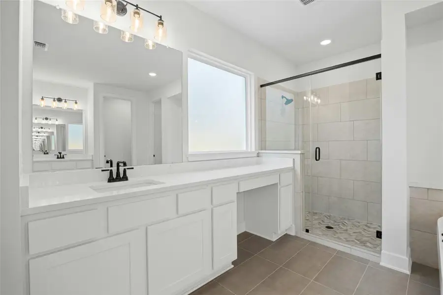 Furnished interior view inside a new home in Flora - 60', Hutto (Image 8).