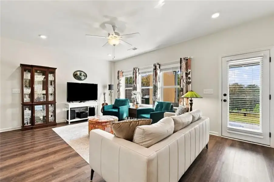 Furnished interior view inside a new home in , Jasper (Image 17).