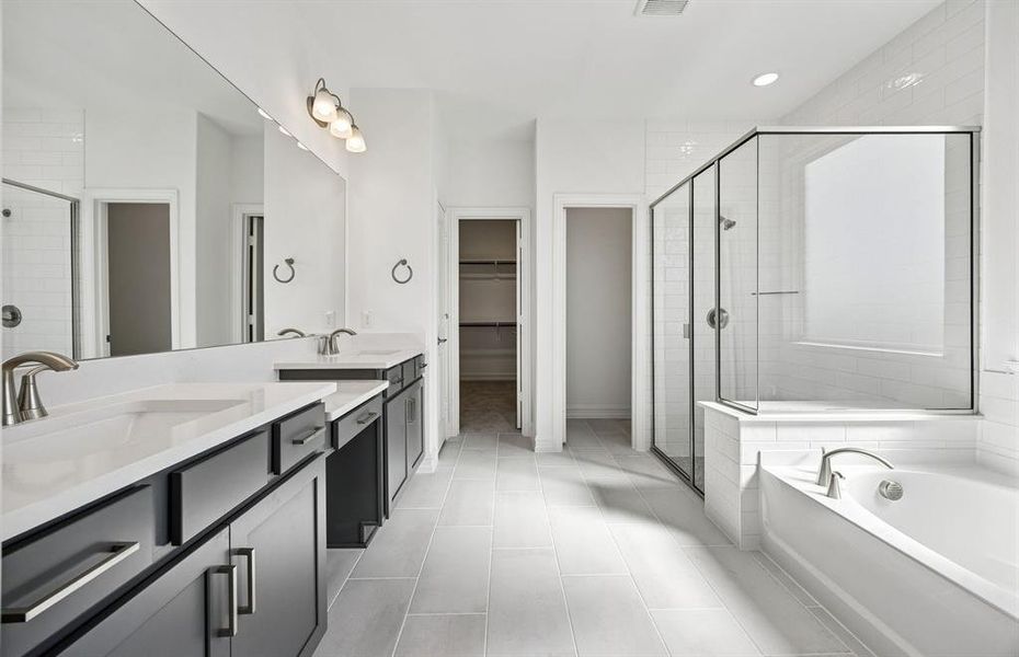 Owner's bath with separate shower and soaking tub Owner's bath with separate shower and soaking tub