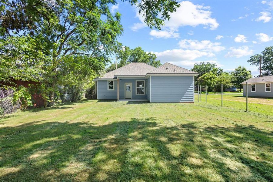 Exterior details and patio area of a home in , Denison (Image 16).