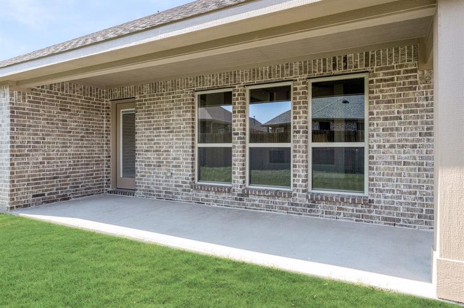 Exterior details and patio area of a home in Sable Creek, Sanger (Image 2).