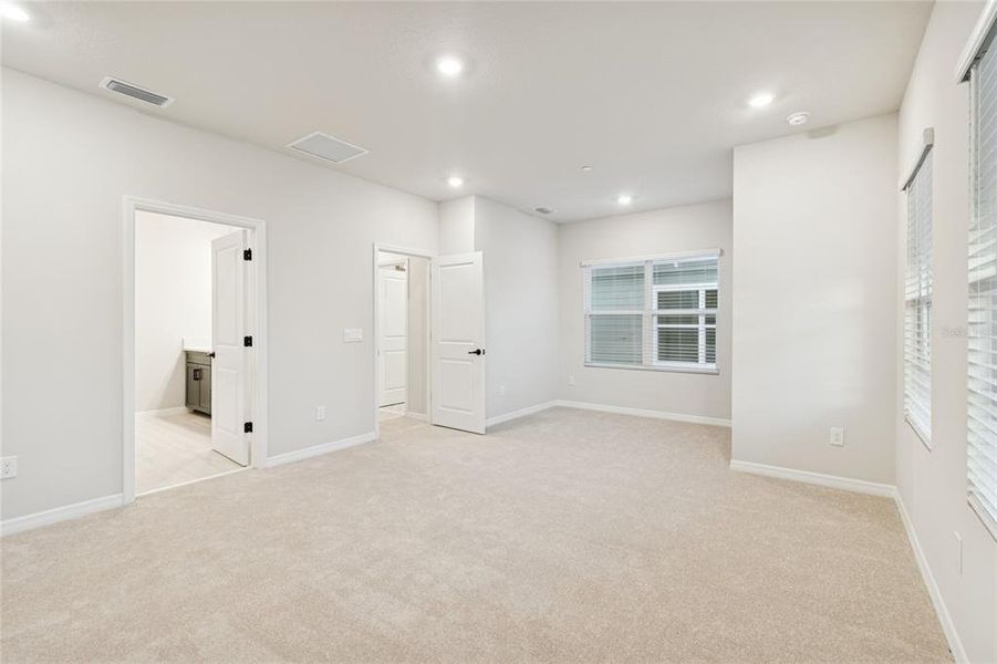 Spacious, unfurnished interior of a new home in , Orlando (Image 16).