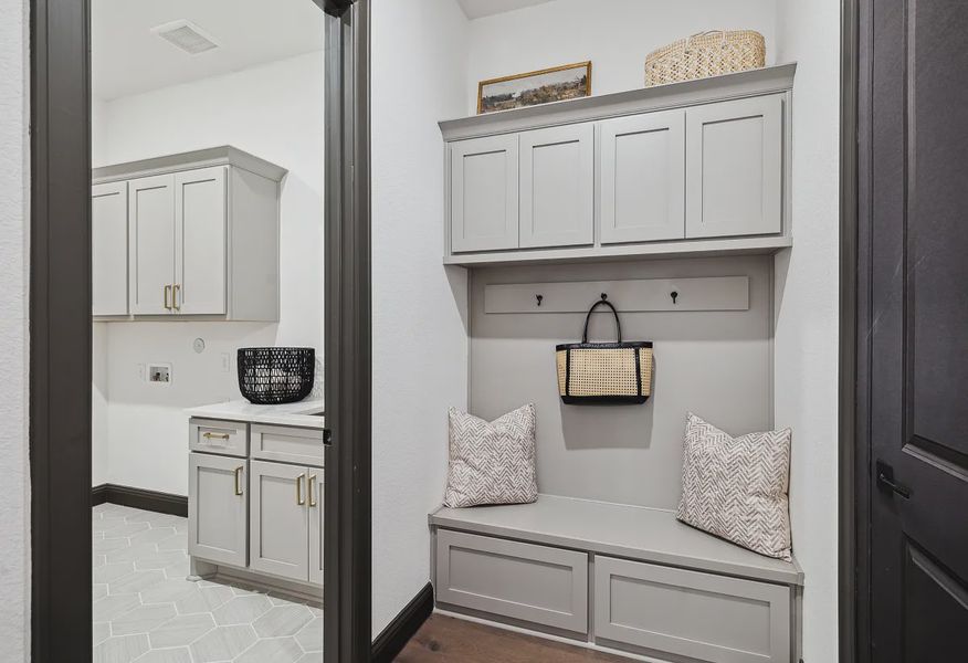 Plan 5042 valet - staged - 17 of 22