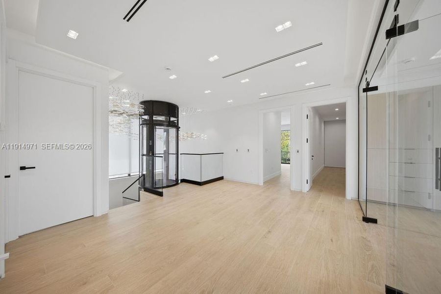 Spacious, unfurnished interior of a new home in , Fort Lauderdale (Image 21).