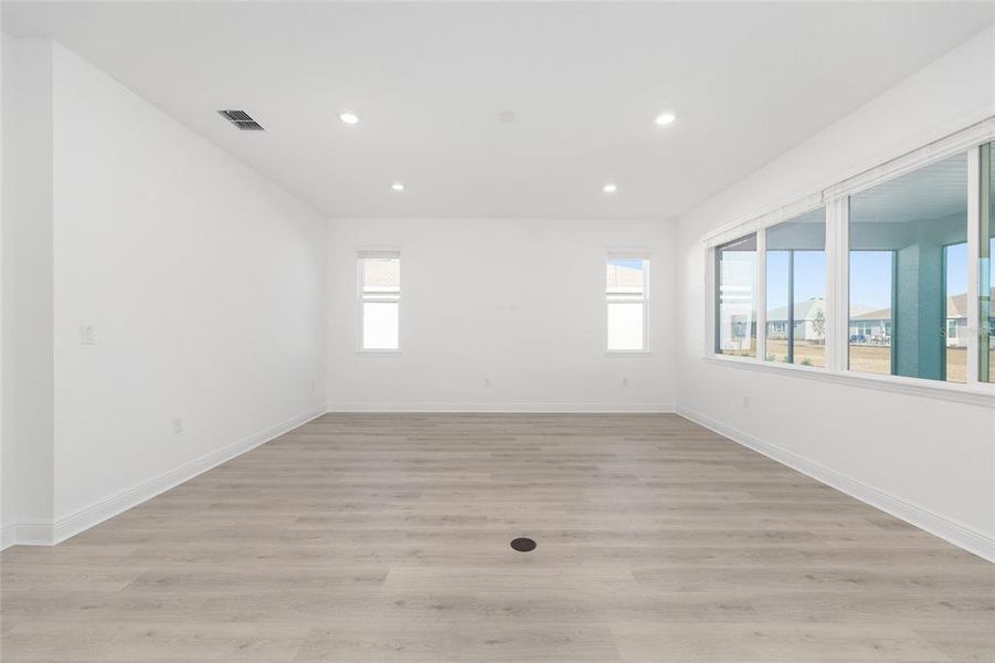 Spacious, unfurnished interior of a new home in , Ocala (Image 17).