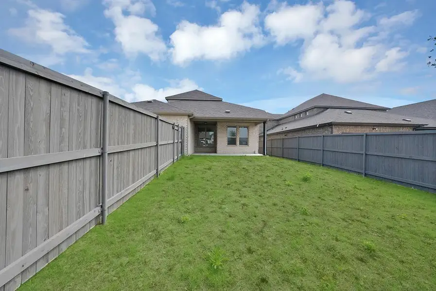 Exterior details and patio area of a home in , Venus (Image 3).